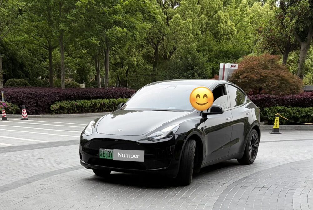 中国で配車アプリDiDiを使って呼んで黒のテスラが到着した様子。ナンバープレートがアプリ上のナンバーと一致している。