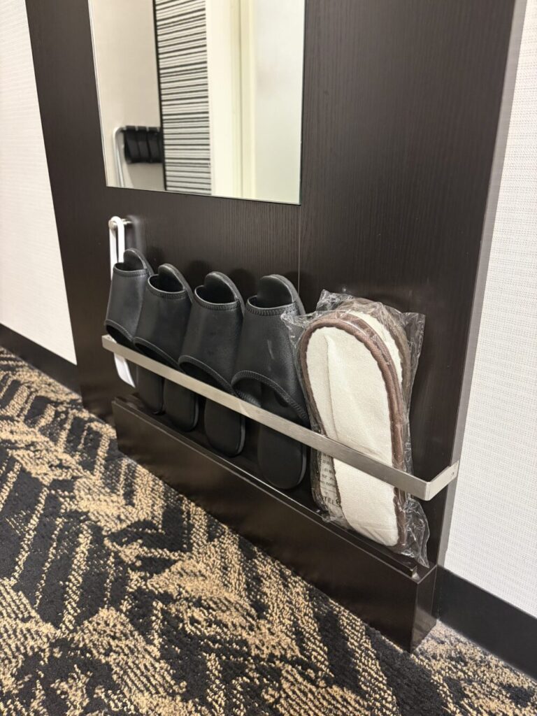 アパホテルの客室に備え付けられている館内用スリッパと使い捨てスリッパ