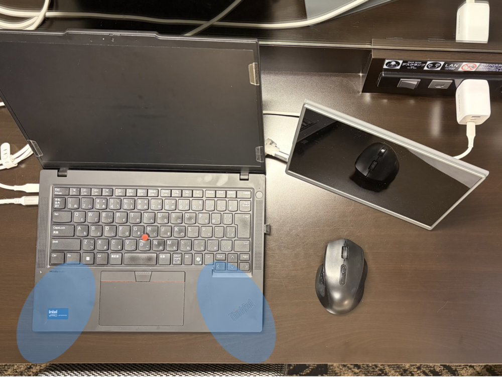 アパホテルのデスクで14インチのノートPCを開いた際の手元と奥行きの余裕を示す上からのカット