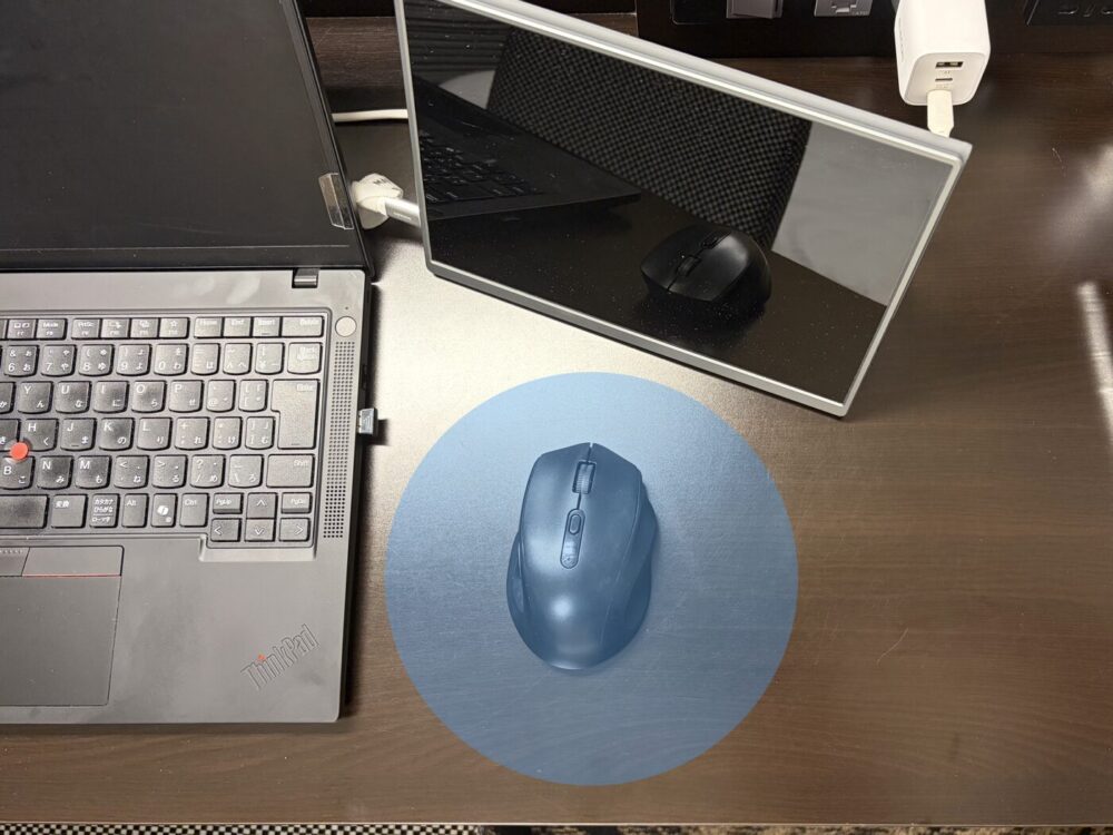 アパホテルのデスクにサブディスプレイを置いた際のマウス可動域を示す上からの写真